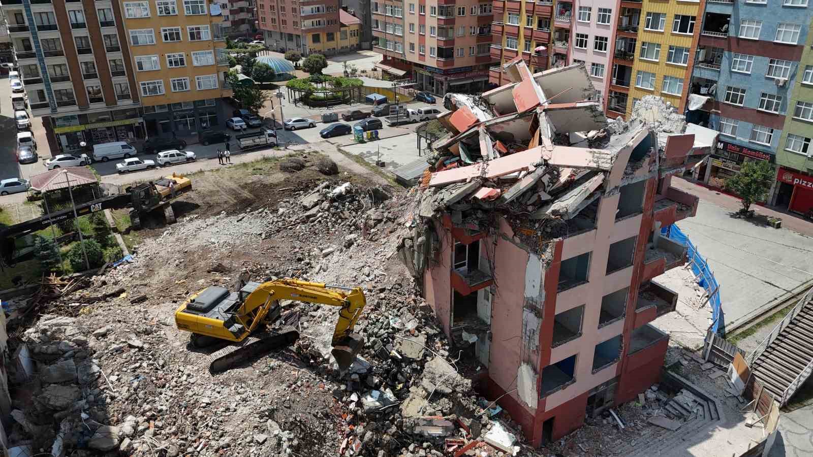 Rize&rsquo;deki riskli 2 binanın yıkımı s&uuml;r&uuml;yor
