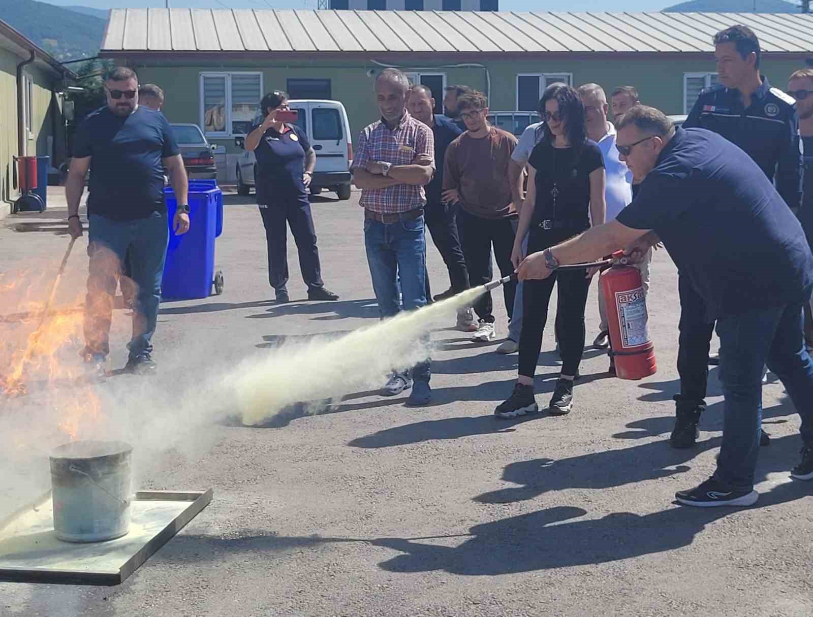 İtfaiyeden, belediye personeline yangın eğitimi
