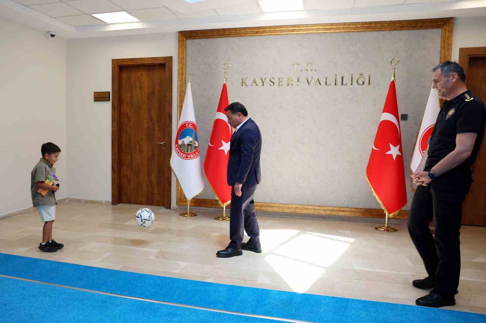 Vali ve emniyet müdürü şehit çocuğuyla futbol oynadı