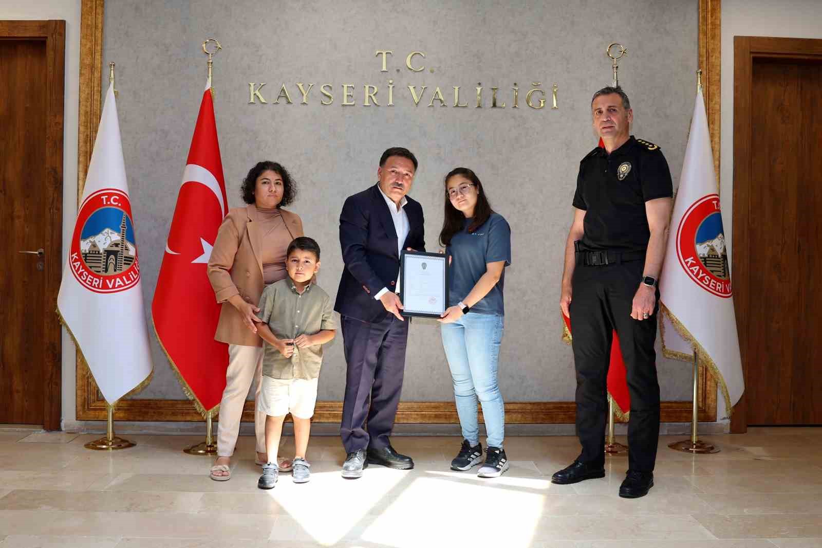 Vali ve emniyet m&uuml;d&uuml;r&uuml; şehit &ccedil;ocuğuyla futbol oynadı
