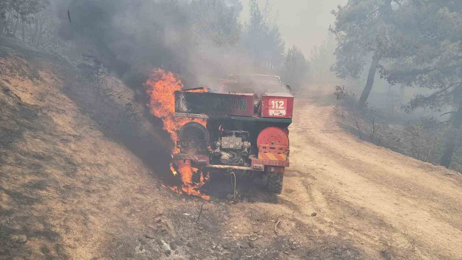 Orman yangınında ekiplerin zor anları: Arazöz alevlerin ortasında kaldı