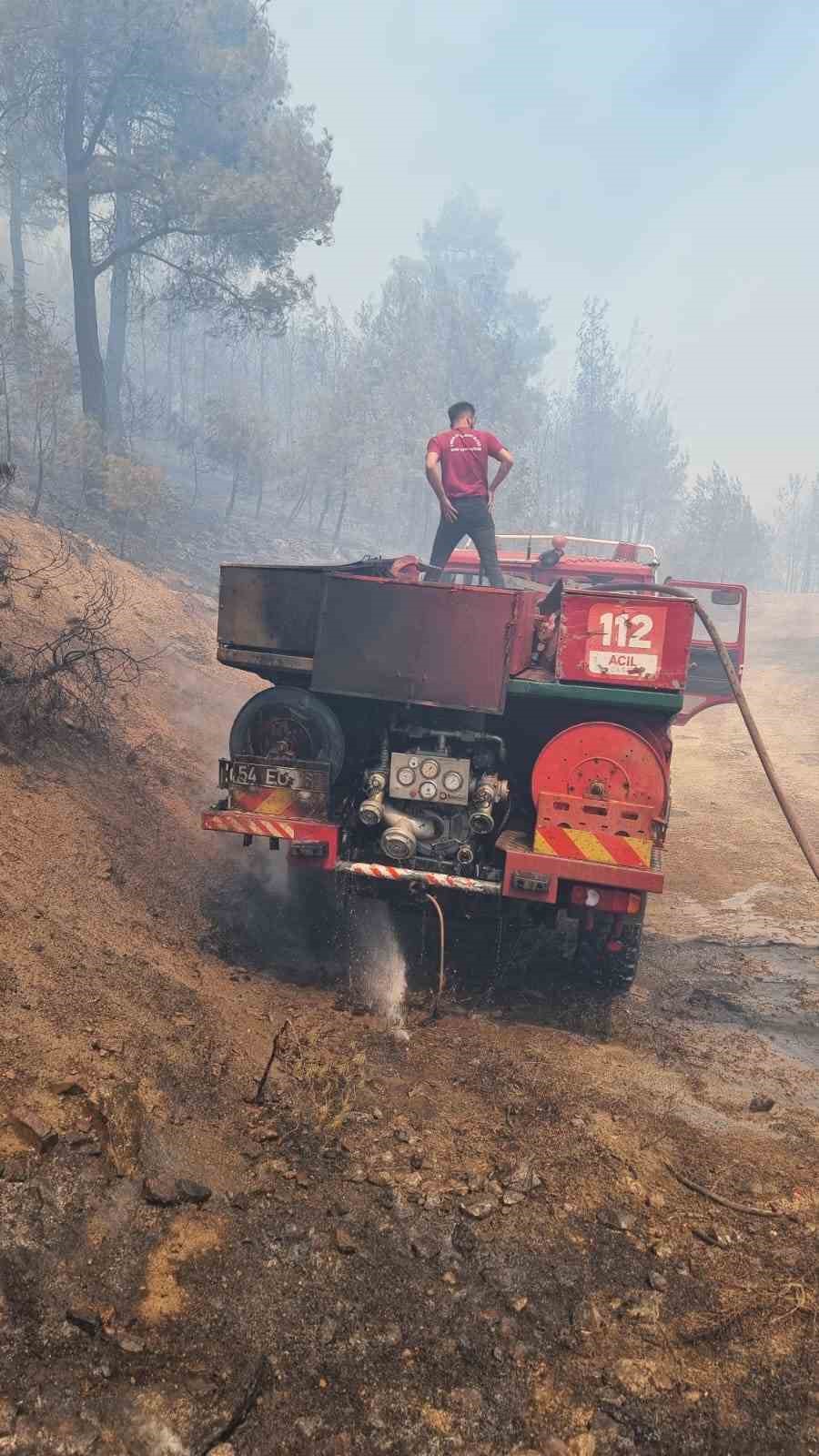 Orman yangınında ekiplerin zor anları: Araz&ouml;z alevlerin ortasında kaldı
