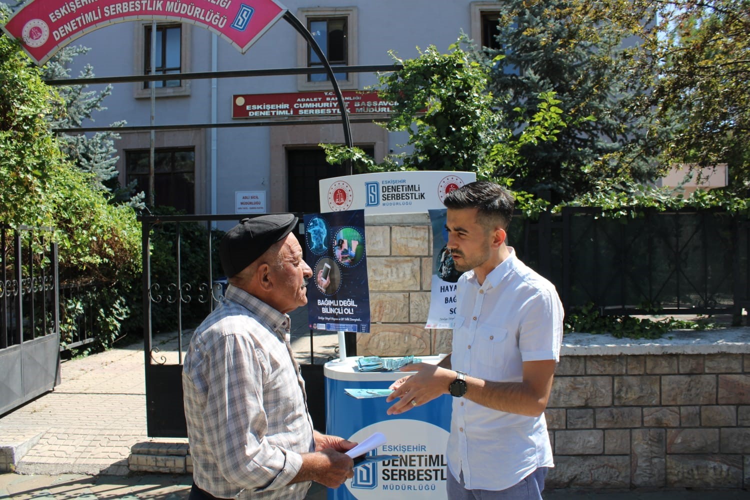 Vatandaşlar uyuşturucu kullanımı ve ka&ccedil;ak&ccedil;ılığıyla m&uuml;cadeleyle ilgili bilgilendirildi
