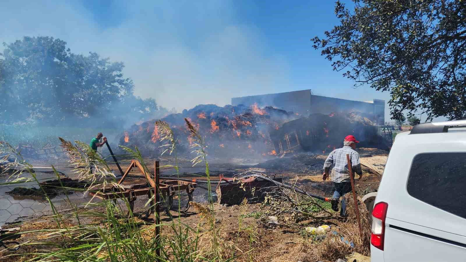 Saman alevi 2 kamyon ile 4 römorku yaktı