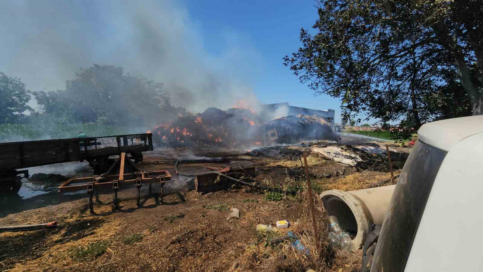 Saman alevi 2 kamyon ile 4 r&ouml;morku yaktı
