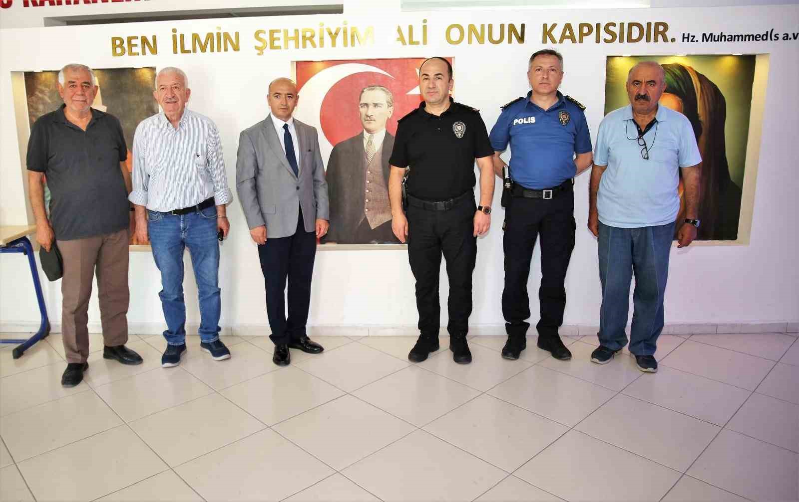 İl Emniyet Müdürü Yılmaz, emniyet personelinin annesinin cenazesine katıldı