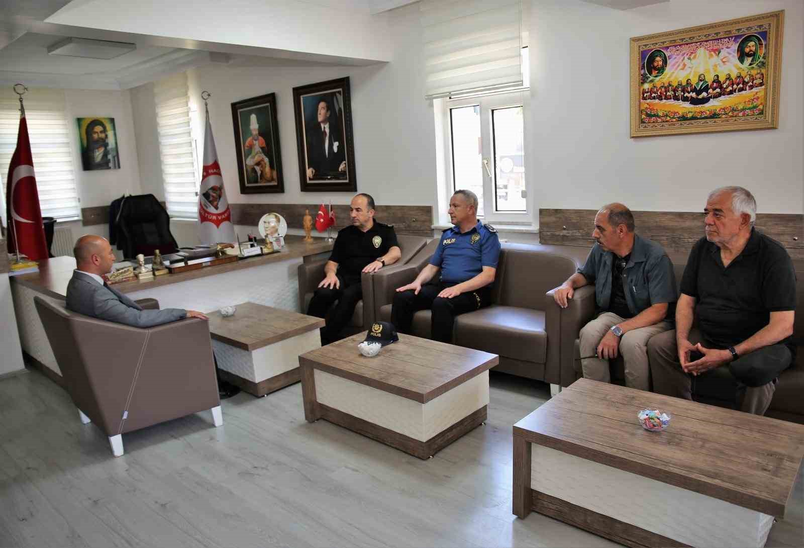 İl Emniyet Müdürü Yılmaz, emniyet personelinin annesinin cenazesine katıldı
