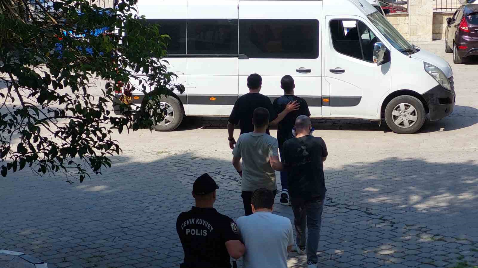 43 kişinin g&ouml;zaltına alındığı m&uuml;stehcenlik operasyonunda 3 kişi daha tutuklandı
