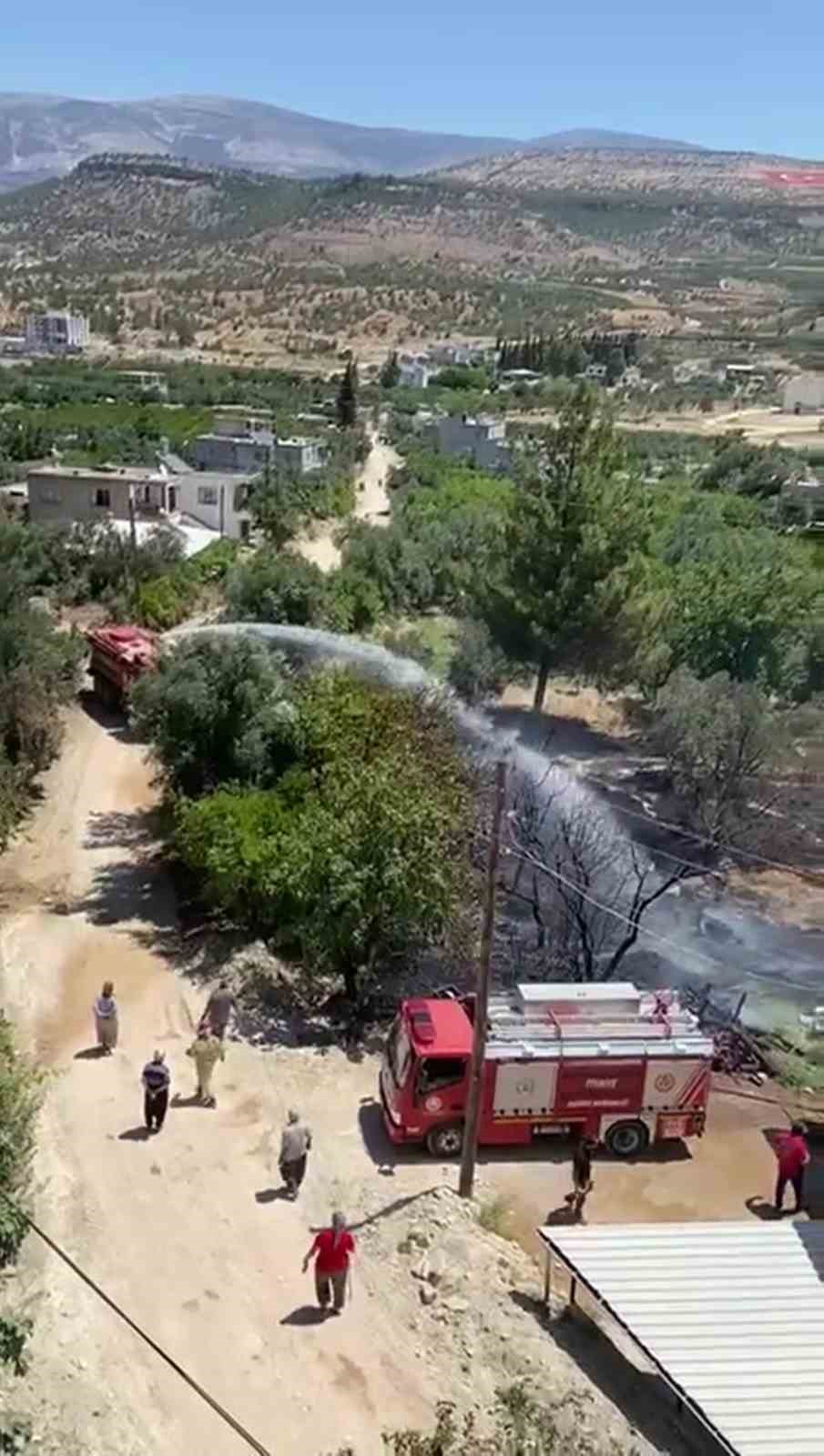 Mersin&rsquo;de kayısı bah&ccedil;esinde yangın
