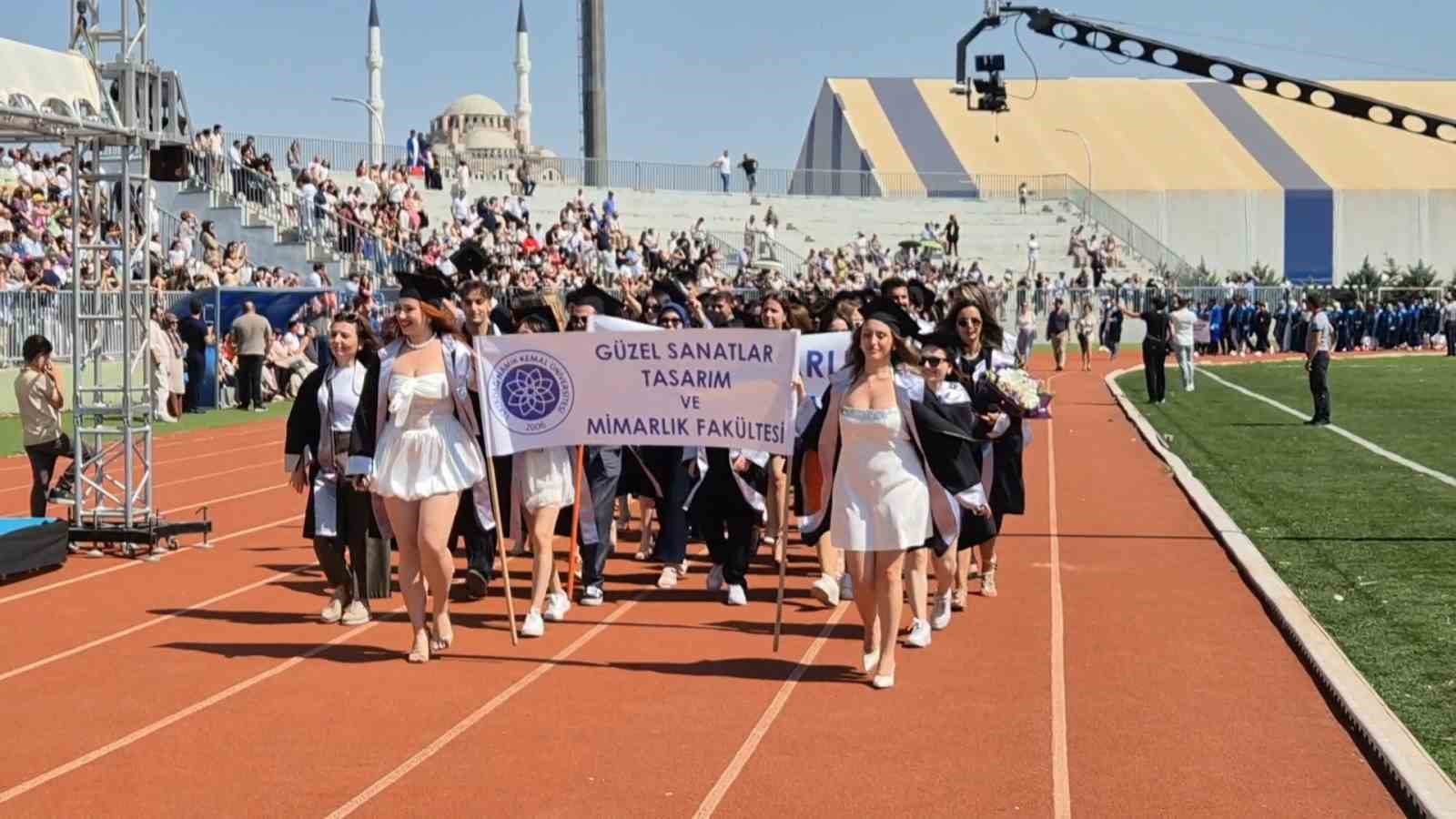 Tekirdağ Üniversitelilerin mezuniyet coşkusu renkli görüntülere sahne oldu