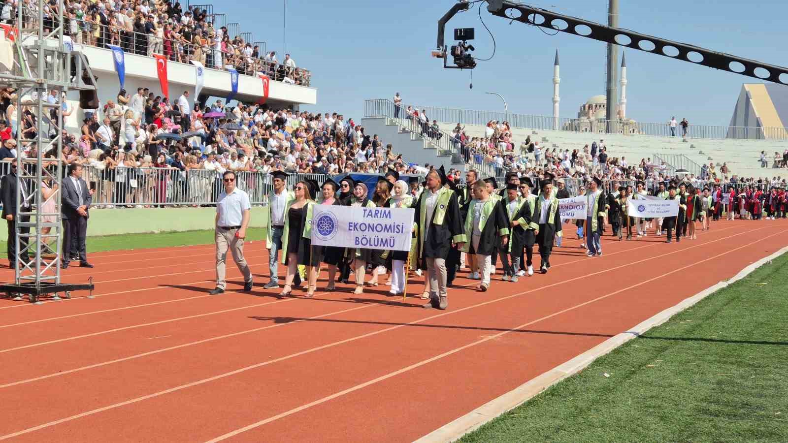 Tekirdağ &Uuml;niversitelilerin mezuniyet coşkusu renkli g&ouml;r&uuml;nt&uuml;lere sahne oldu
