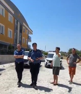 Habere giden gazeteciler haber oldu: Polisin g&ouml;z&uuml; &ouml;n&uuml;nde gazeteciler gaspa uğradı
