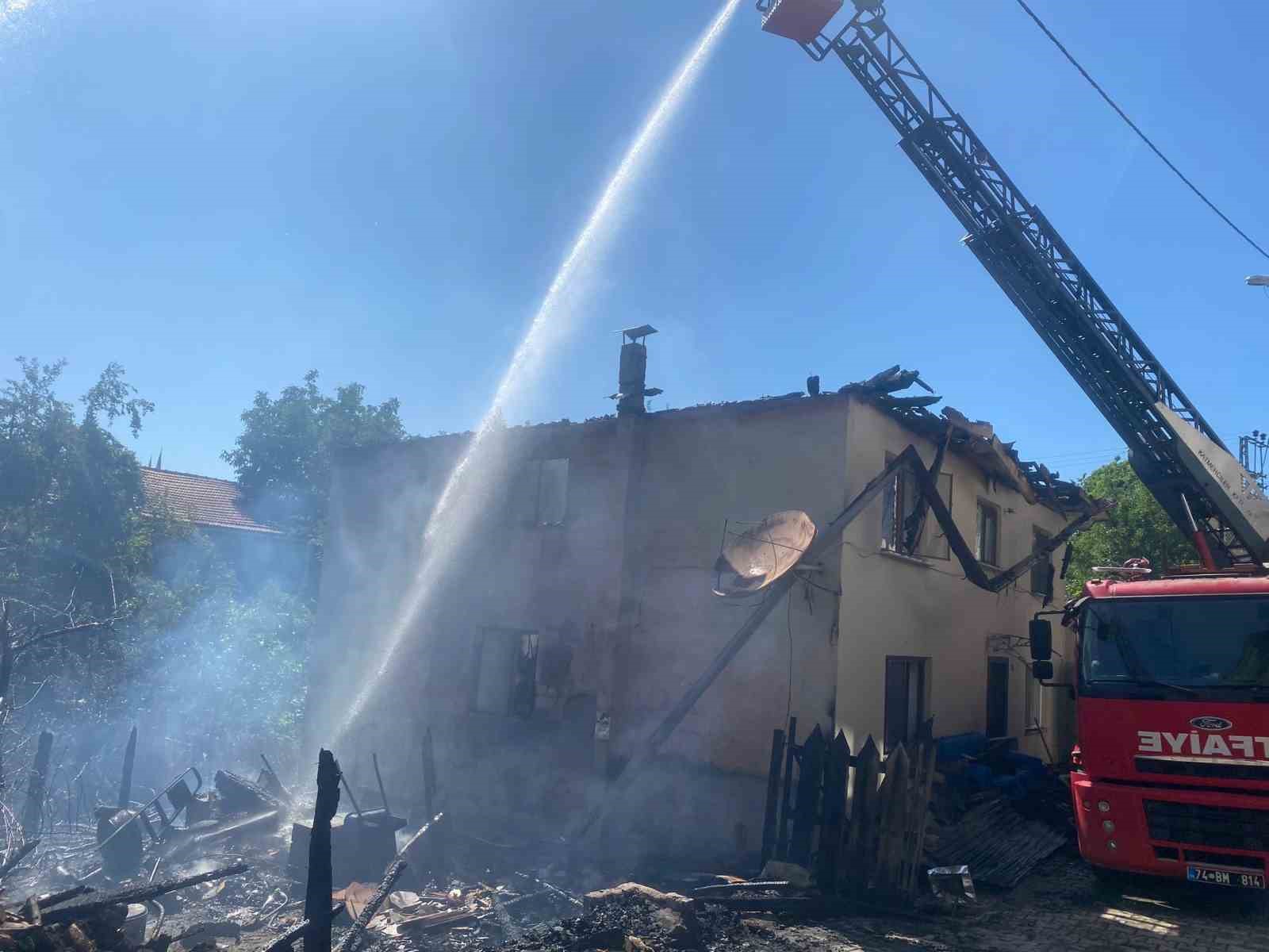 Ocaktan sıçrayan kıvılcımlar 5 evi yaktı