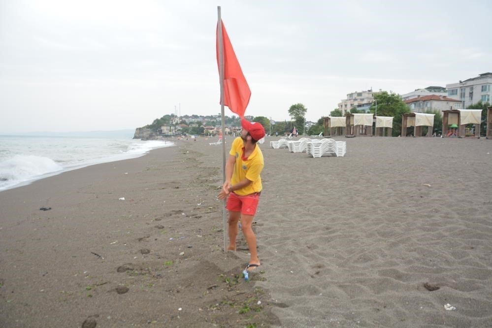 Akçakoca’da sahile kırmızı bayrak çekildi