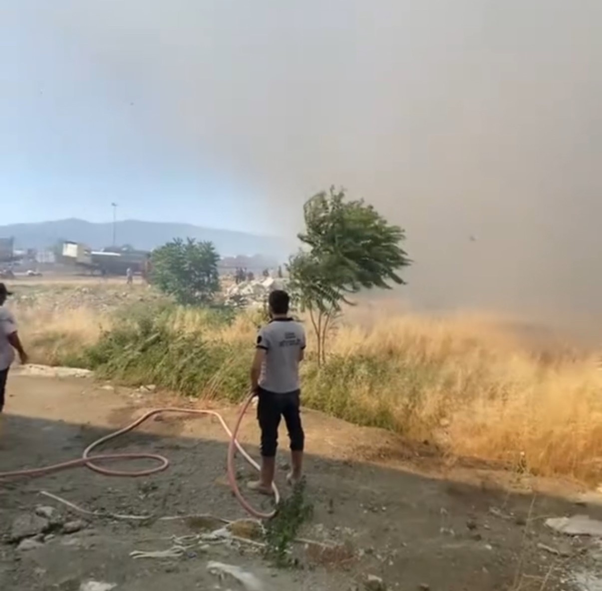 Anız yangını güçlükle söndürüldü