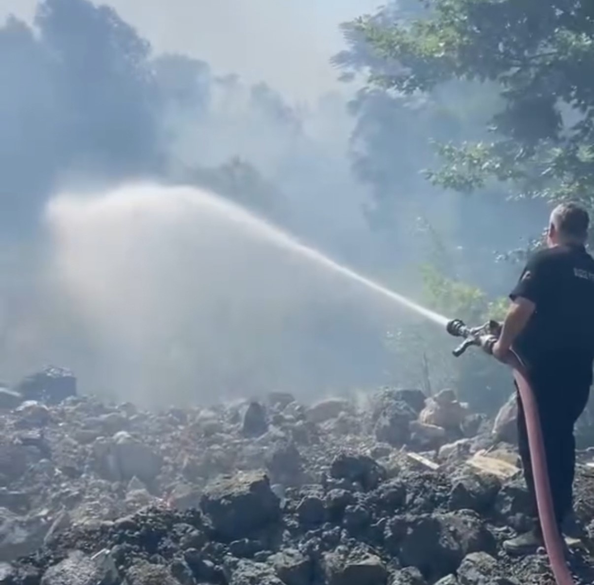 Anız yangını g&uuml;&ccedil;l&uuml;kle s&ouml;nd&uuml;r&uuml;ld&uuml;
