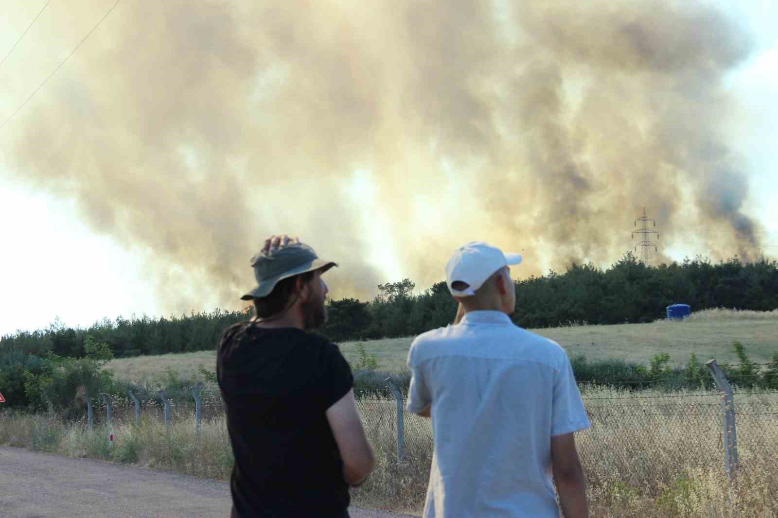 Bornova Yakaköy’de yangın sebebiyle tahliyeler başladı