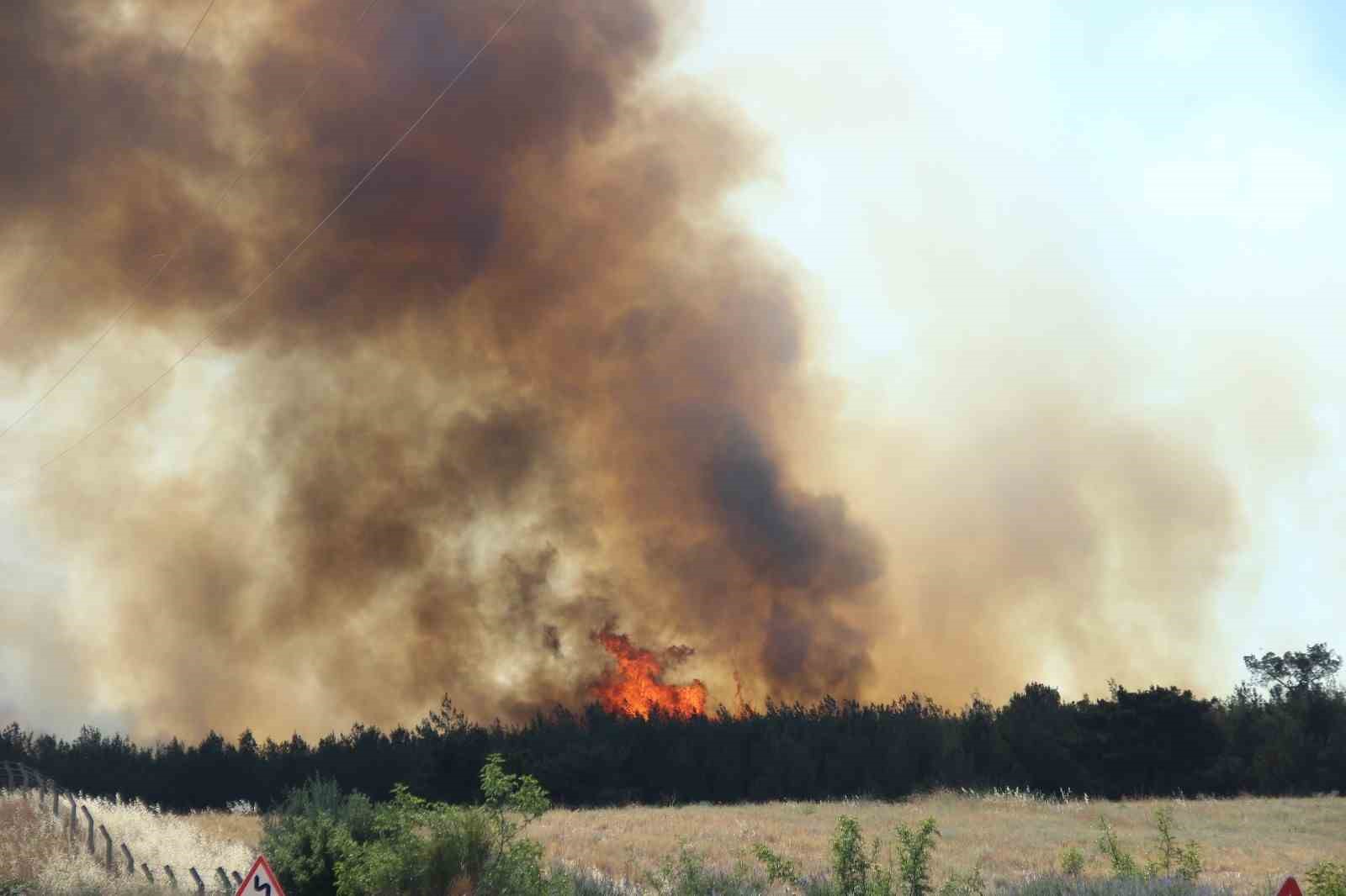 Bornova Yakak&ouml;y&rsquo;de yangın sebebiyle tahliyeler başladı
