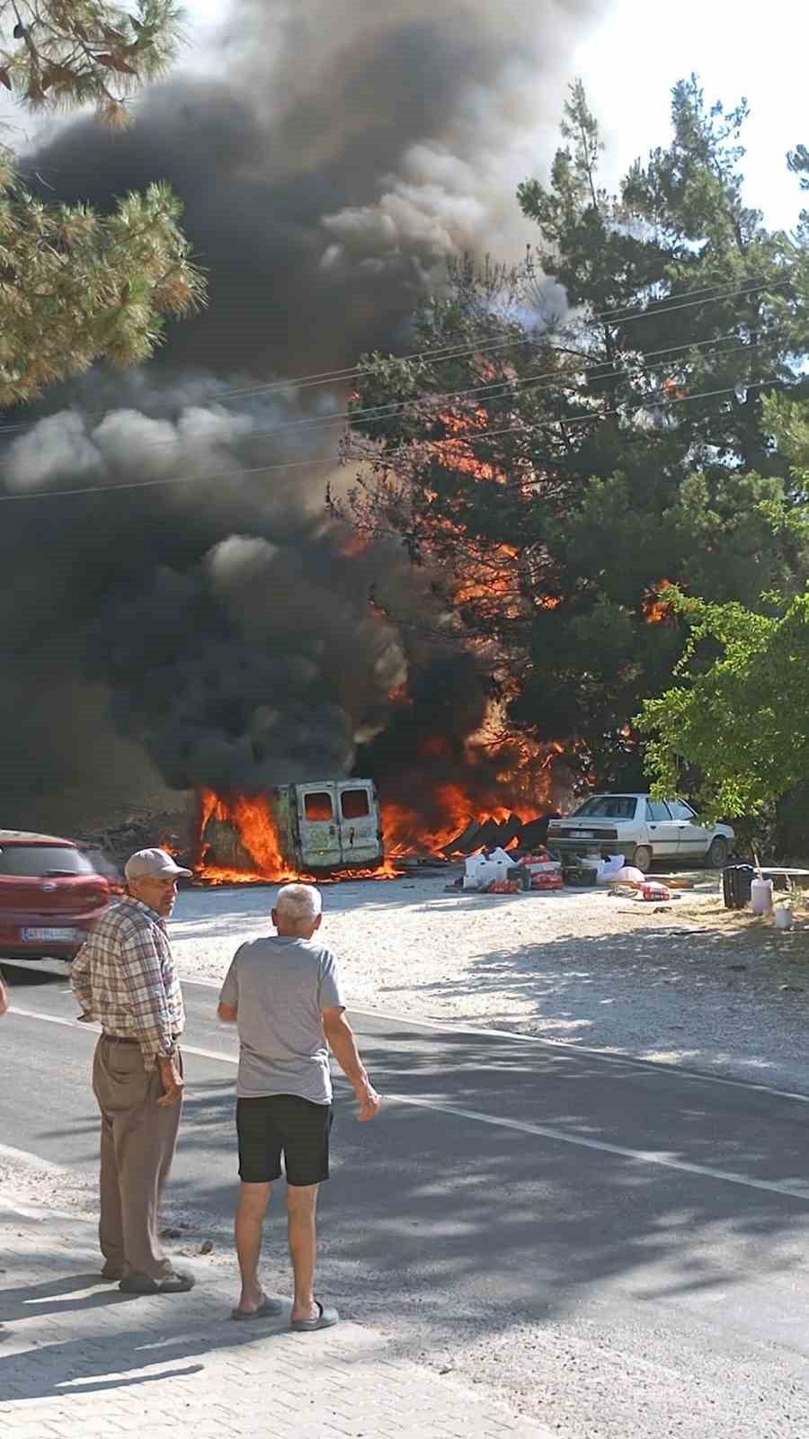 Karavan yangını ormana sı&ccedil;radı, ekipler anında m&uuml;dahale etti
