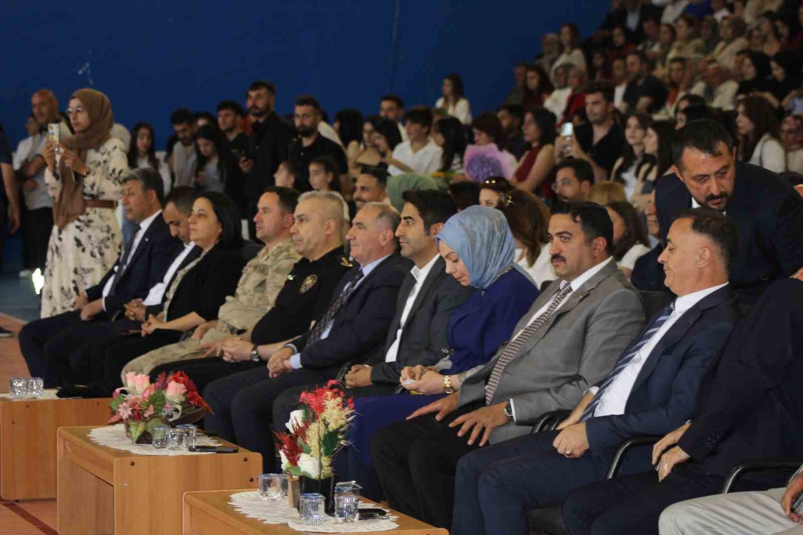 Sarıkamış Meslek Yüksekokulu’da mezuniyet coşkusu