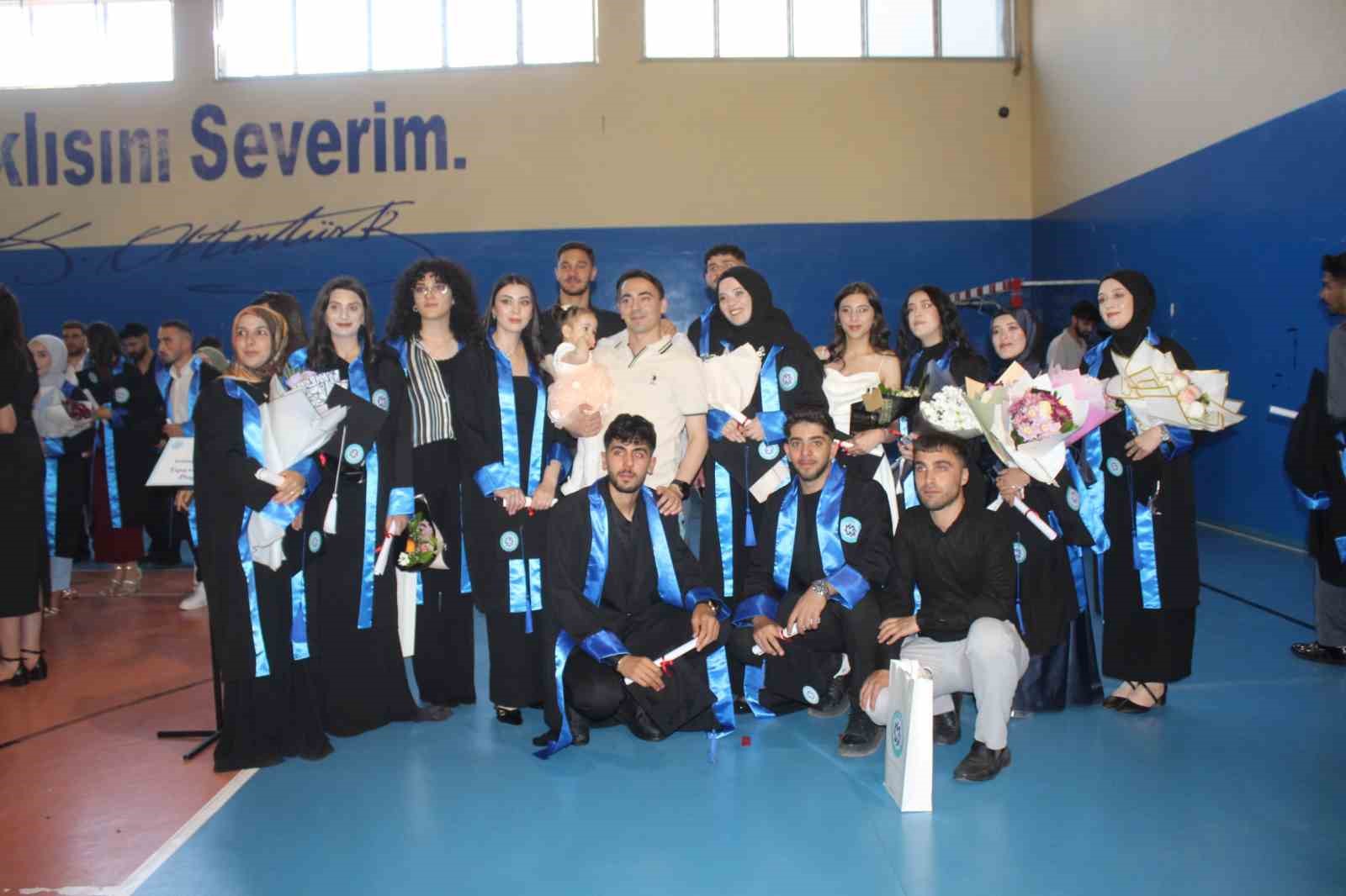 Sarıkamış Meslek Y&uuml;ksekokulu&rsquo;da mezuniyet coşkusu
