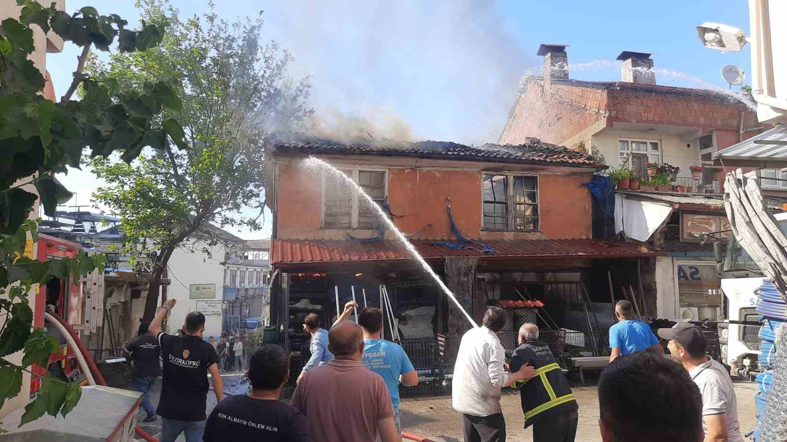 Ahşap bina alevlere teslim oldu, alevler yan binaya sı&ccedil;radı
