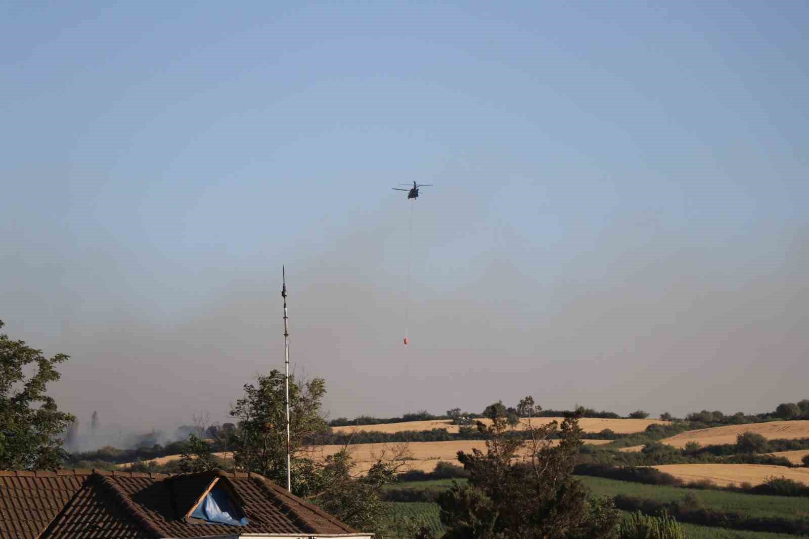 İzmir otoyolunun yanı başındaki yangına 3 helikopter m&uuml;dahale etti
