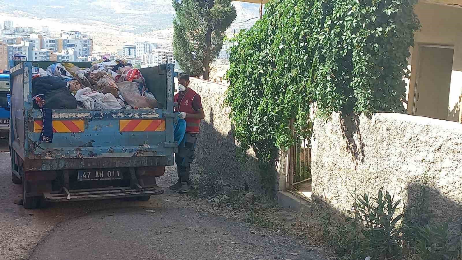 Mardin’de "çöp ev" belediye ekiplerince temizlendi