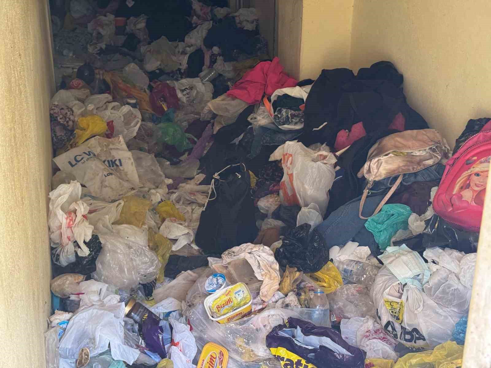 Mardin’de "çöp ev" belediye ekiplerince temizlendi
