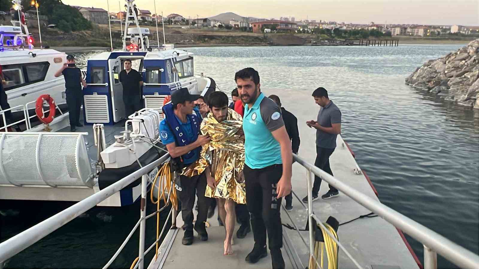 Van Gölü’nde akıntıya kapılan genç kurtarıldı