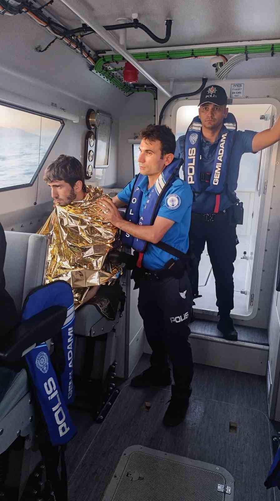 Van Gölü’nde akıntıya kapılan genç kurtarıldı
