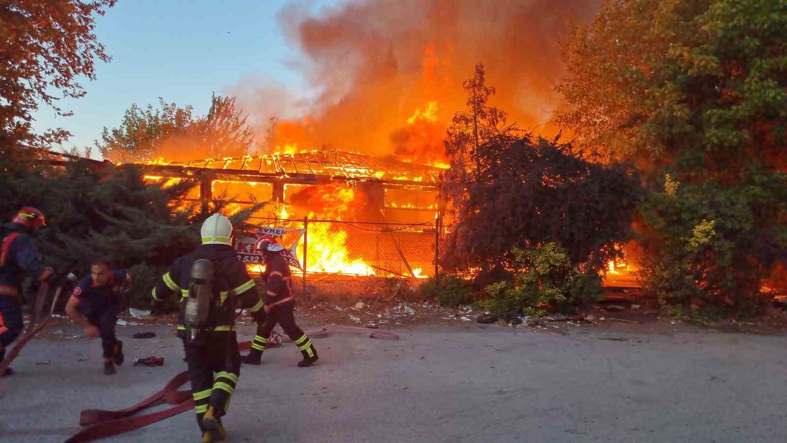 Sakarya’da kafede korkutan yangın