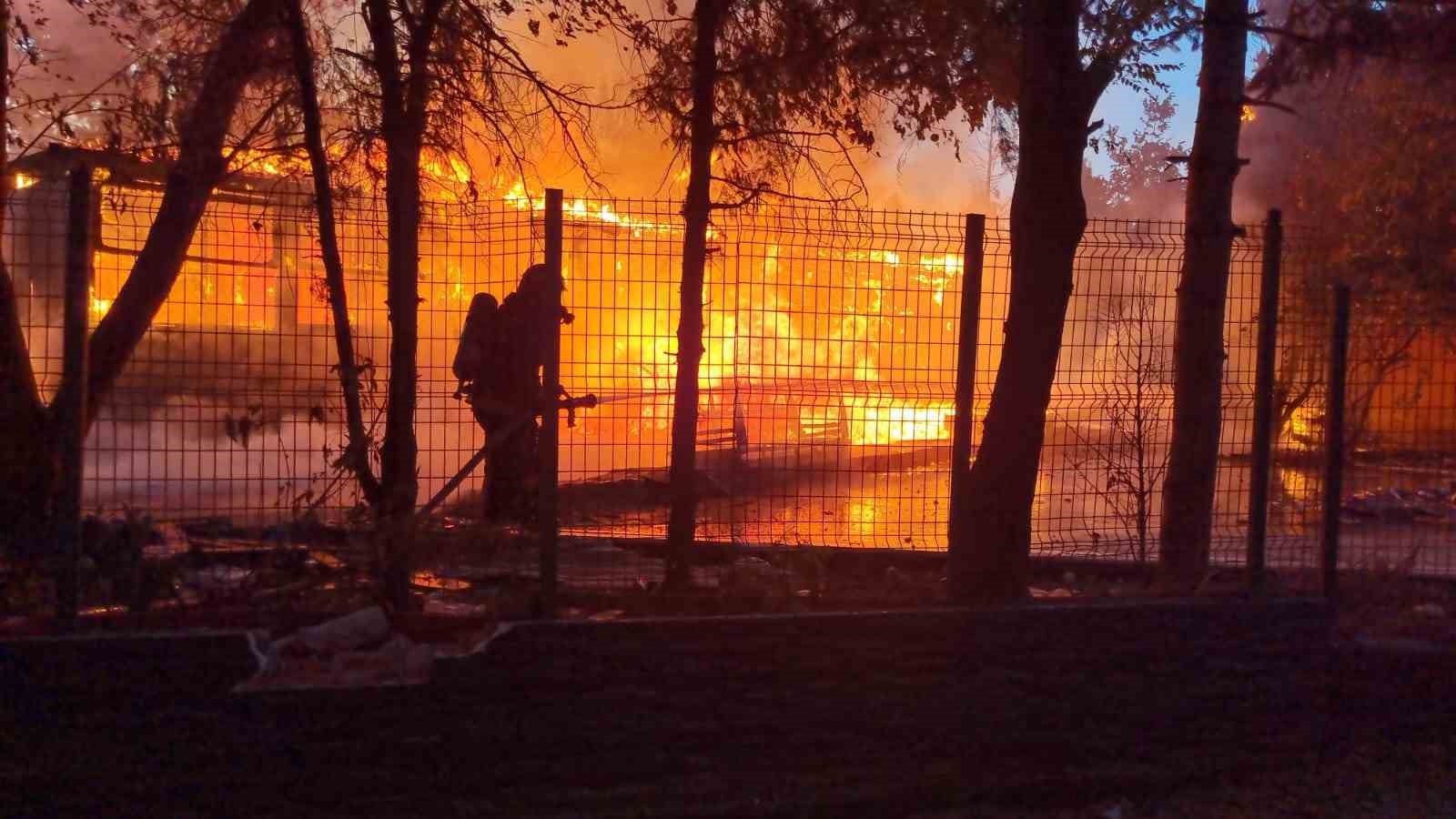 Sakarya&rsquo;da kafede korkutan yangın

