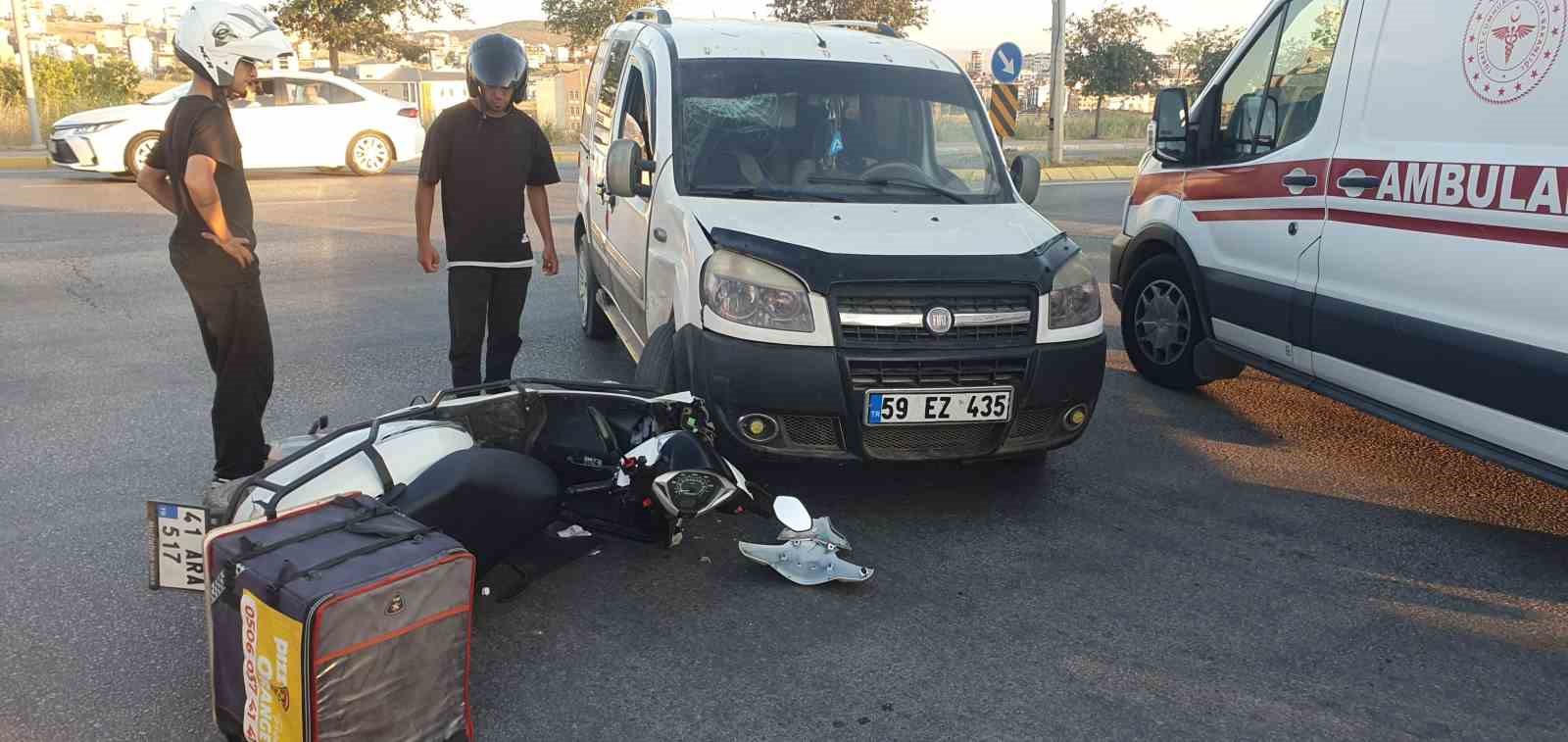 Hafif ticari ara&ccedil; ile &ccedil;arpışan motosikletli ağır yaralandı
