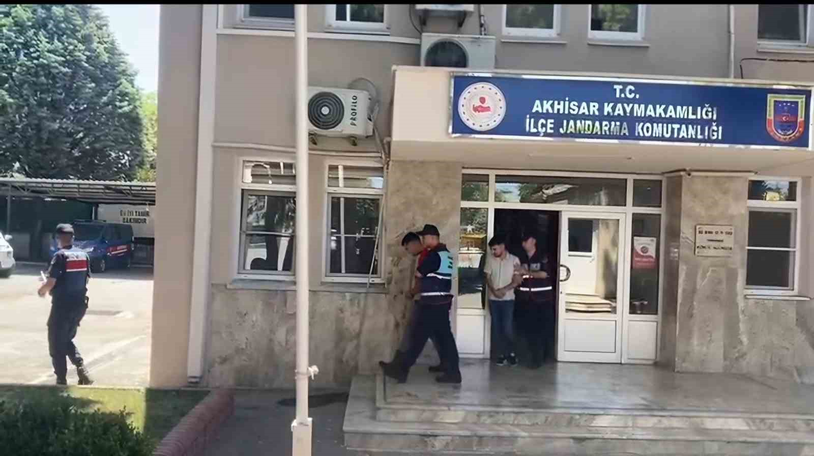 Hırsızlık şüphelileri jandarmadan kaçamadı