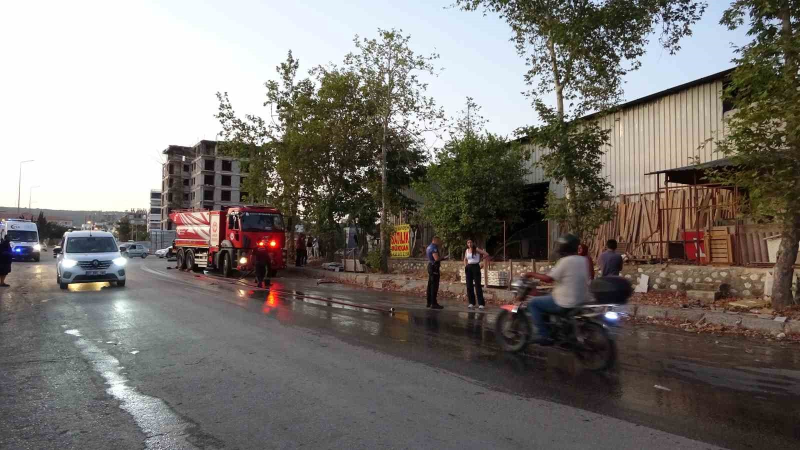 Antalya’da mobilya atölyesindeki yangın büyümeden söndürüldü