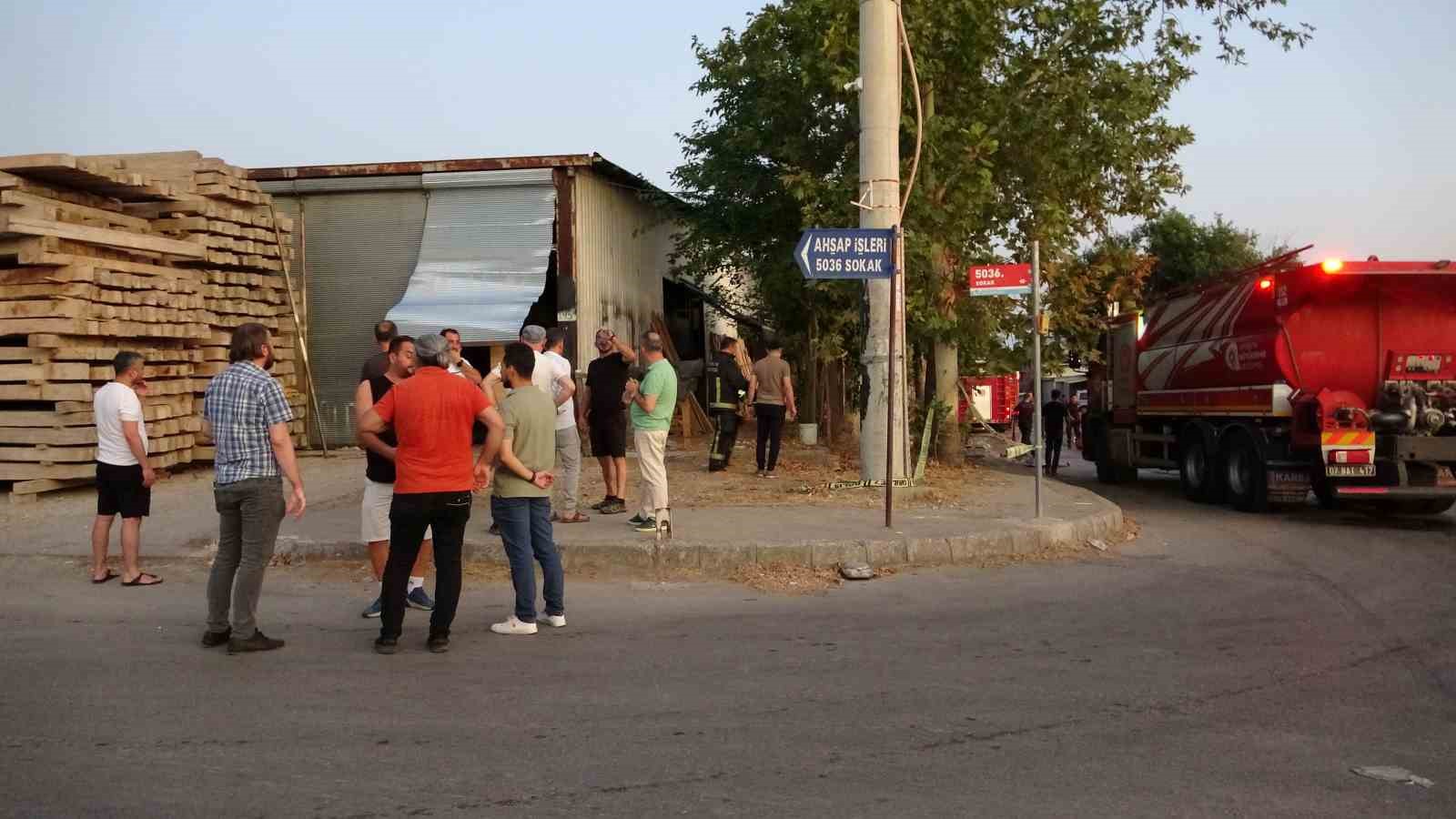 Antalya&rsquo;da mobilya at&ouml;lyesindeki yangın b&uuml;y&uuml;meden s&ouml;nd&uuml;r&uuml;ld&uuml;
