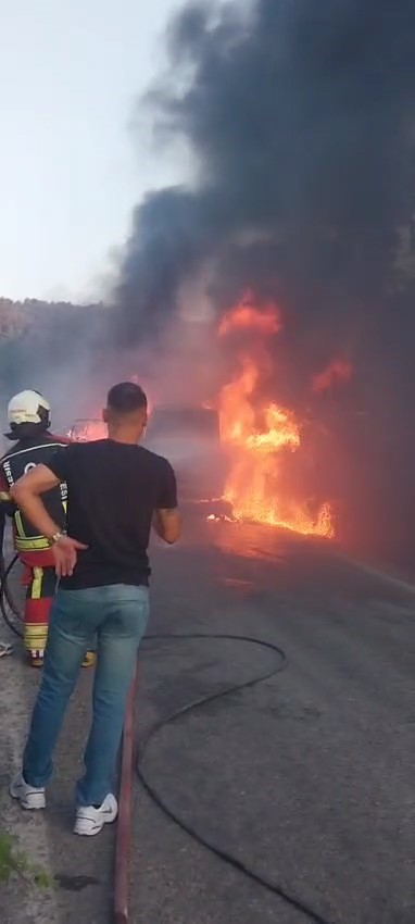 Araç yangını ormana sıçradı, ekipler müdahale ediyor