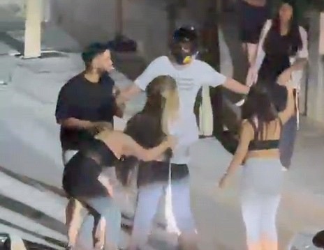 İki genç kızın saç saça kavgası kamerada