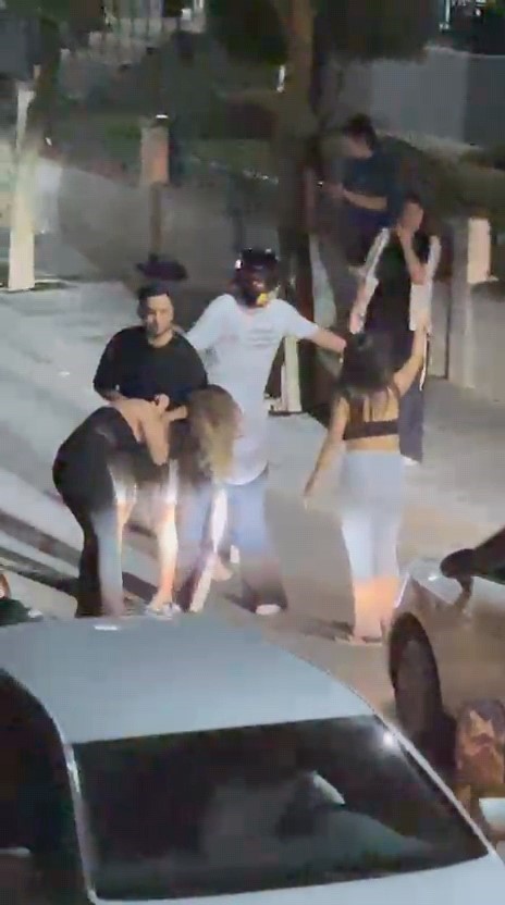 İki gen&ccedil; kızın sa&ccedil; sa&ccedil;a kavgası kamerada
