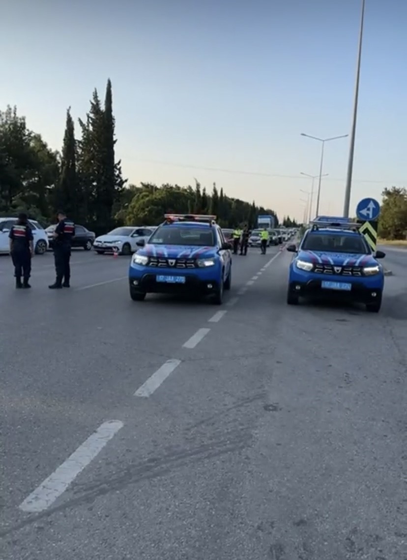 &Ccedil;anakkale&rsquo;de yolun karşısına ge&ccedil;erken otomobilin &ccedil;arptığı yaya hayatını kaybetti
