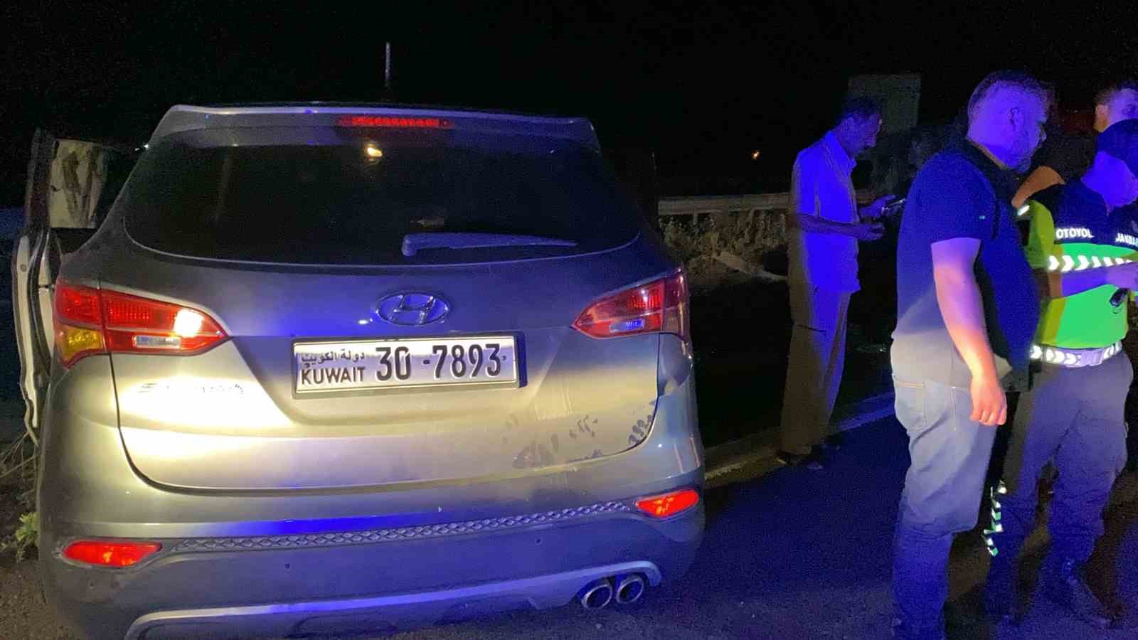TEM Otoyolu’nda cip ile çarpışan tır, orta refüje devrildi: 2 yaralı
