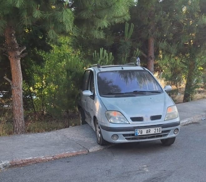 Karabük’te okul servisi ile otomobil çarpıştı: 3 yaralı
