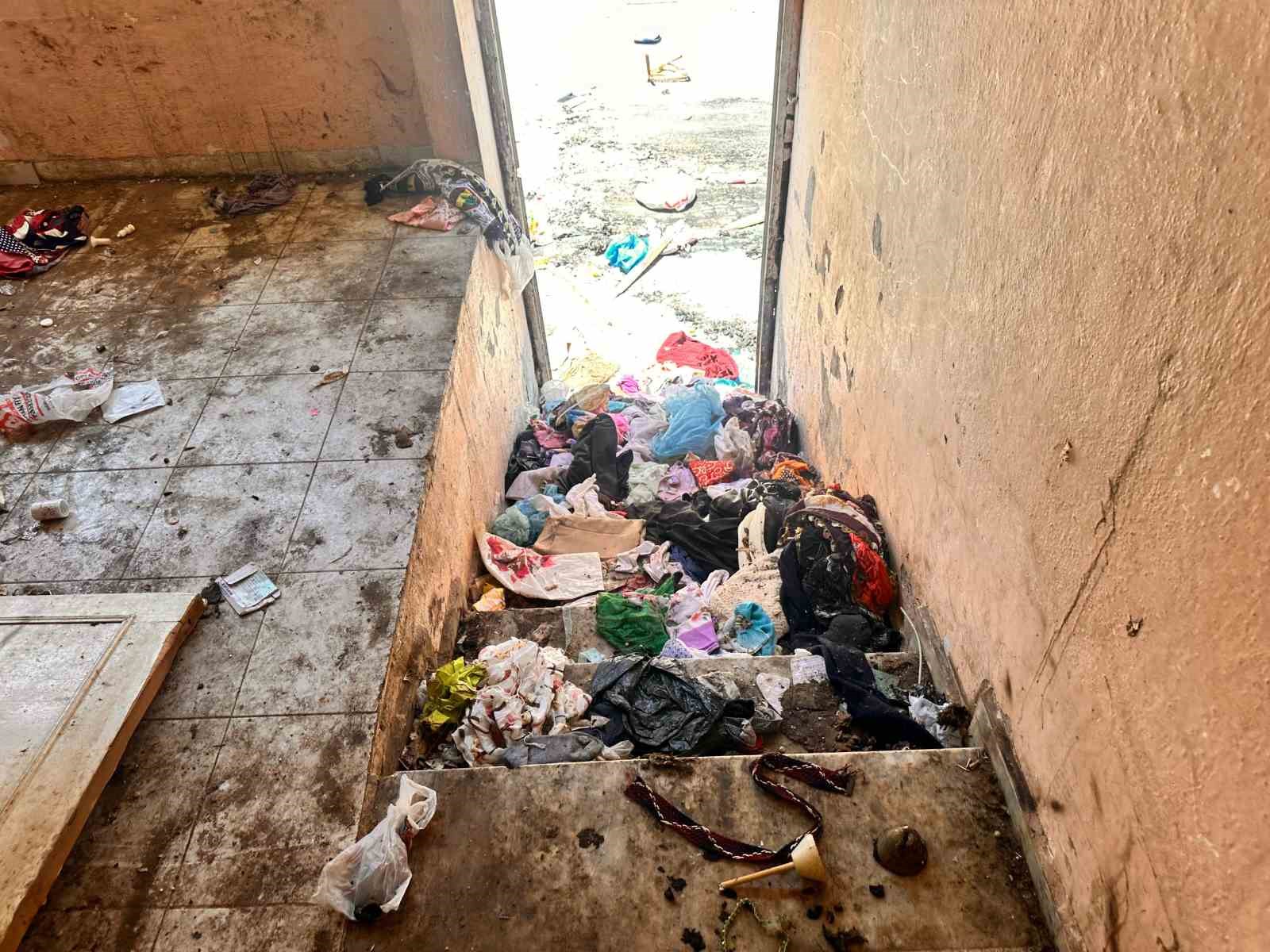 Sokaklarda topladığı &ccedil;&ouml;pleri 7 yıldır evinde biriktiren zihinsel engelli kadının &ccedil;&ouml;p evinde temizlik &ccedil;alışması başladı
