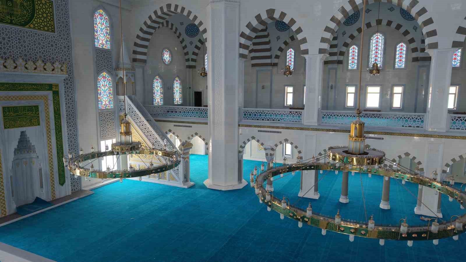 Halılar serildi, artık açılışa hazır
