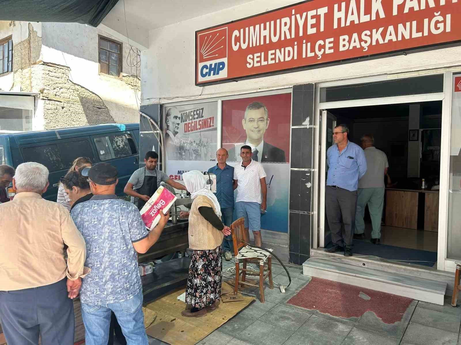 Selendi’de Ferdi Zeyrek anısına lokma hayrı düzenledi