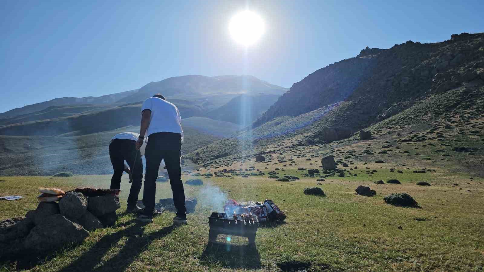 Süphan Dağı piknikçilerin yeni gözdesi oldu