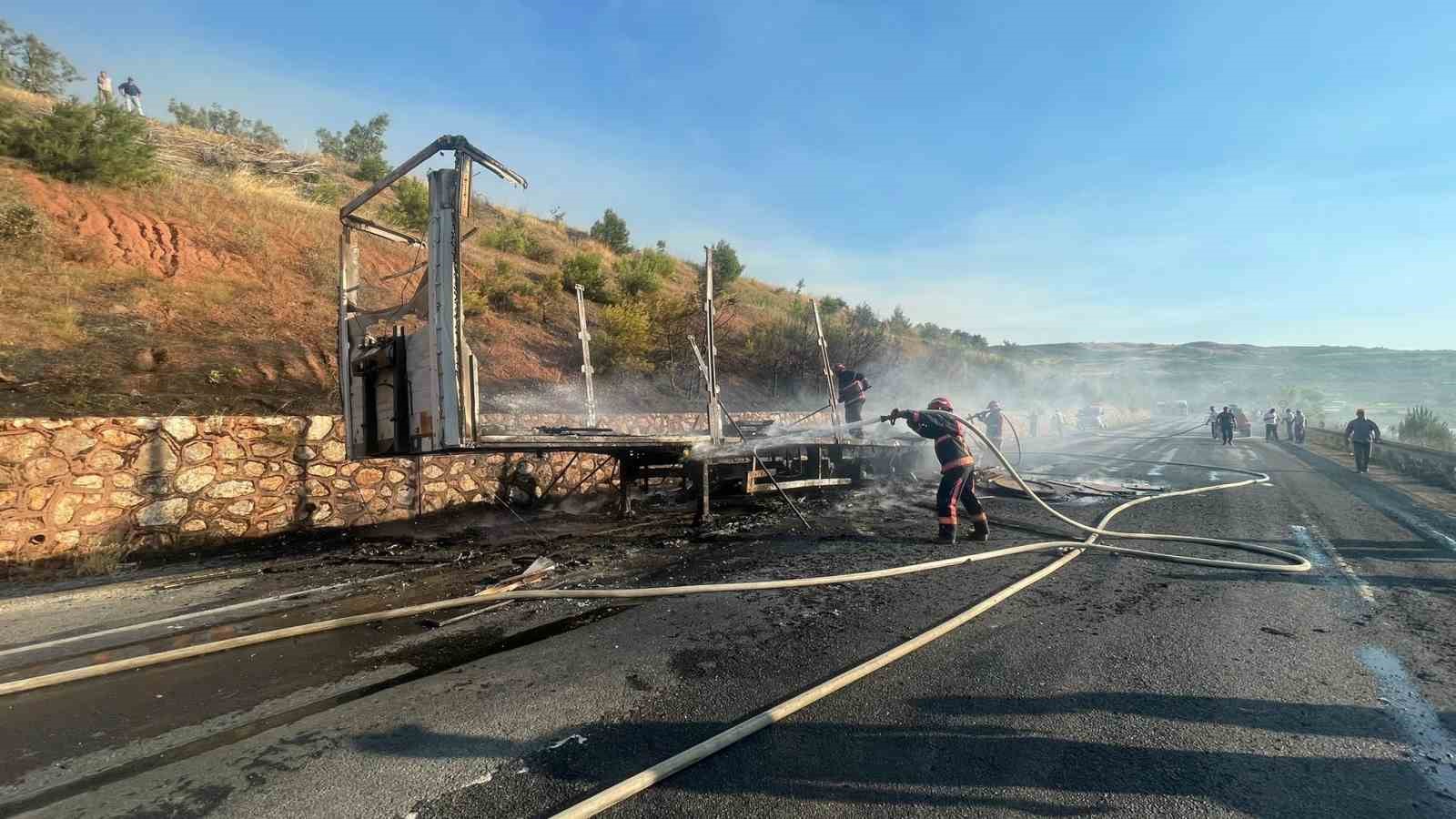 Sunta yüklü dorse alev alev yandı