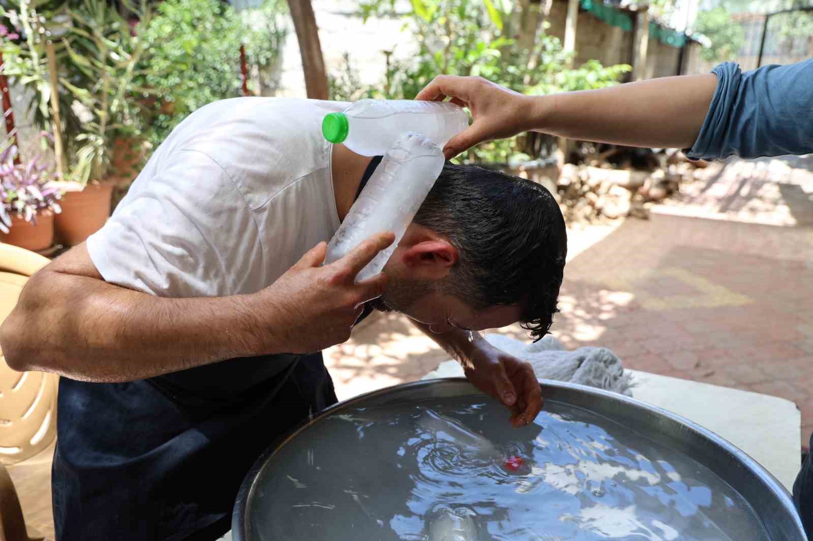 Buzlu suyla serinleme mevsimi geldi:  Fırın ustalarının zorlu mesaisi