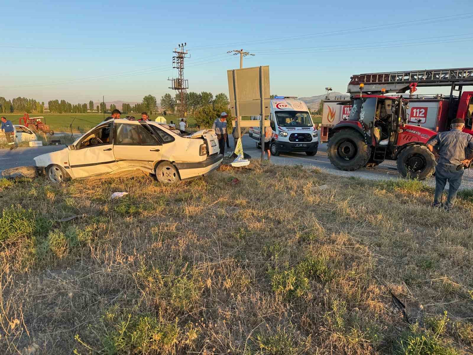 Otomobil ile traktörün çarpıştığı kazada 4 kişi yaralandı